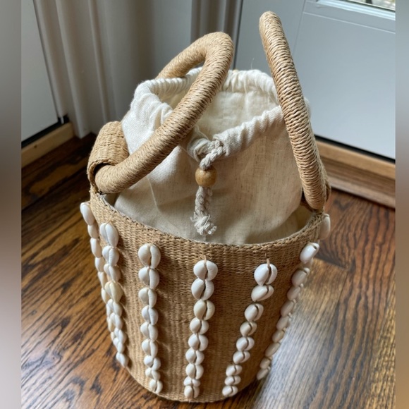 Woven Bucket bag with shell detail - Picture 2 of 3